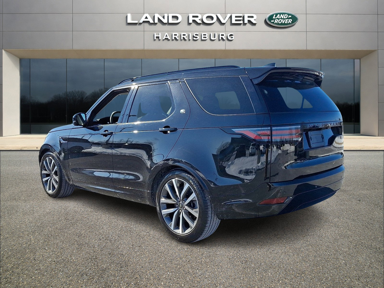 Used 2025 Land Rover Discovery Dynamic SE image 2