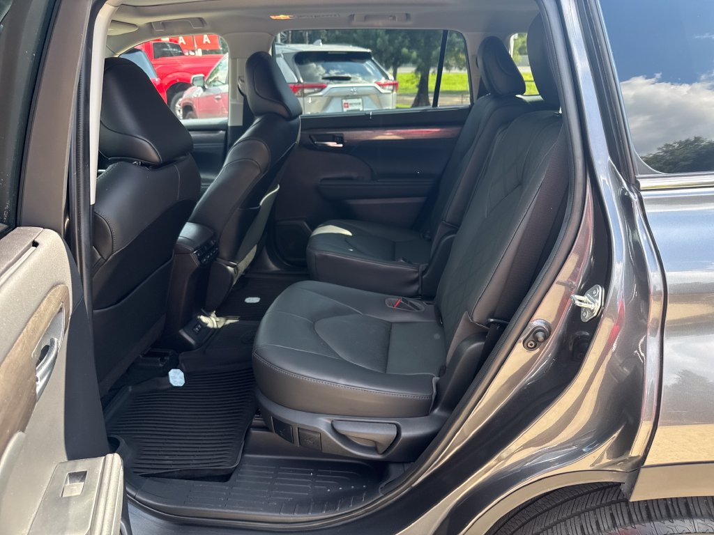Certified 2021 Toyota Highlander Platinum AWD/4WD image 32