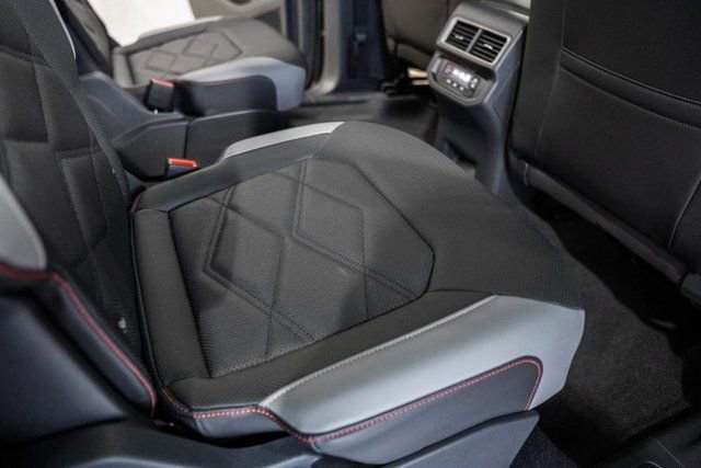 Used 2025 Volkswagen Atlas Peak Edition SE image 33