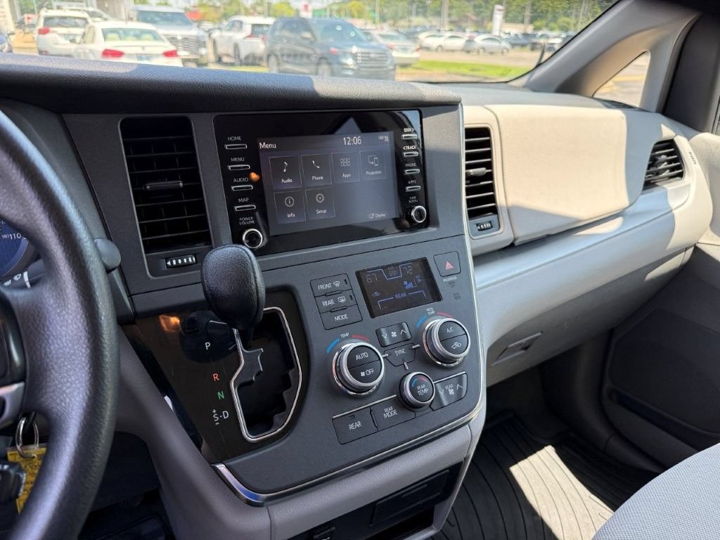 Used 2019 Toyota Sienna L FWD image 21