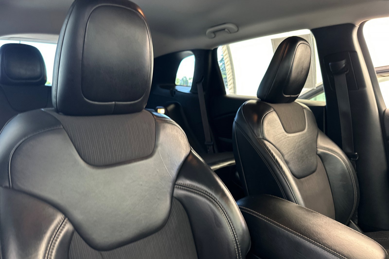 Used 2018 Jeep Cherokee Latitude Plus AWD/4WD image 18