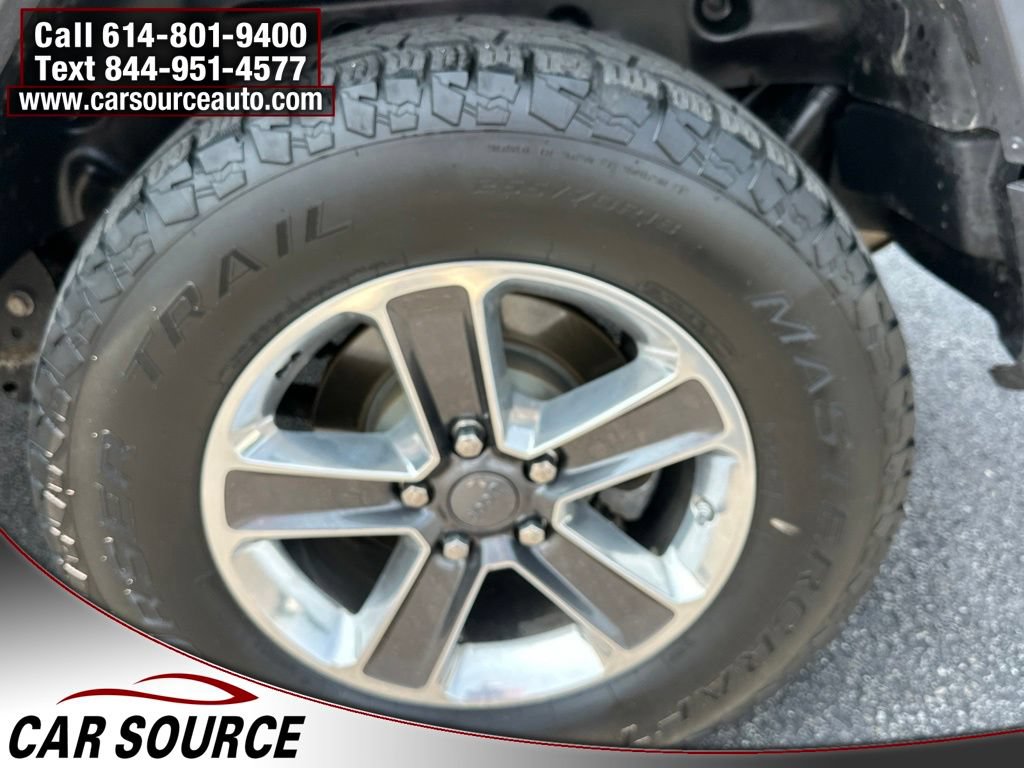 Used 2019 Jeep Wrangler Unlimited Sahara w/ Dual Top Group AWD/4WD image 24
