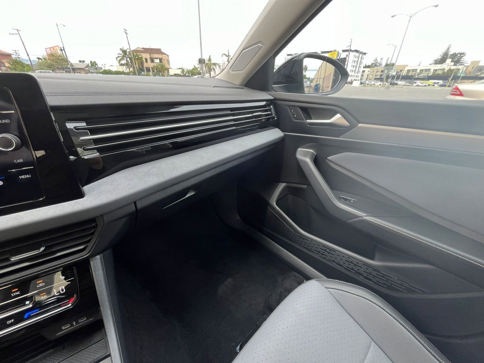 Used 2025 Volkswagen Jetta SE image 35