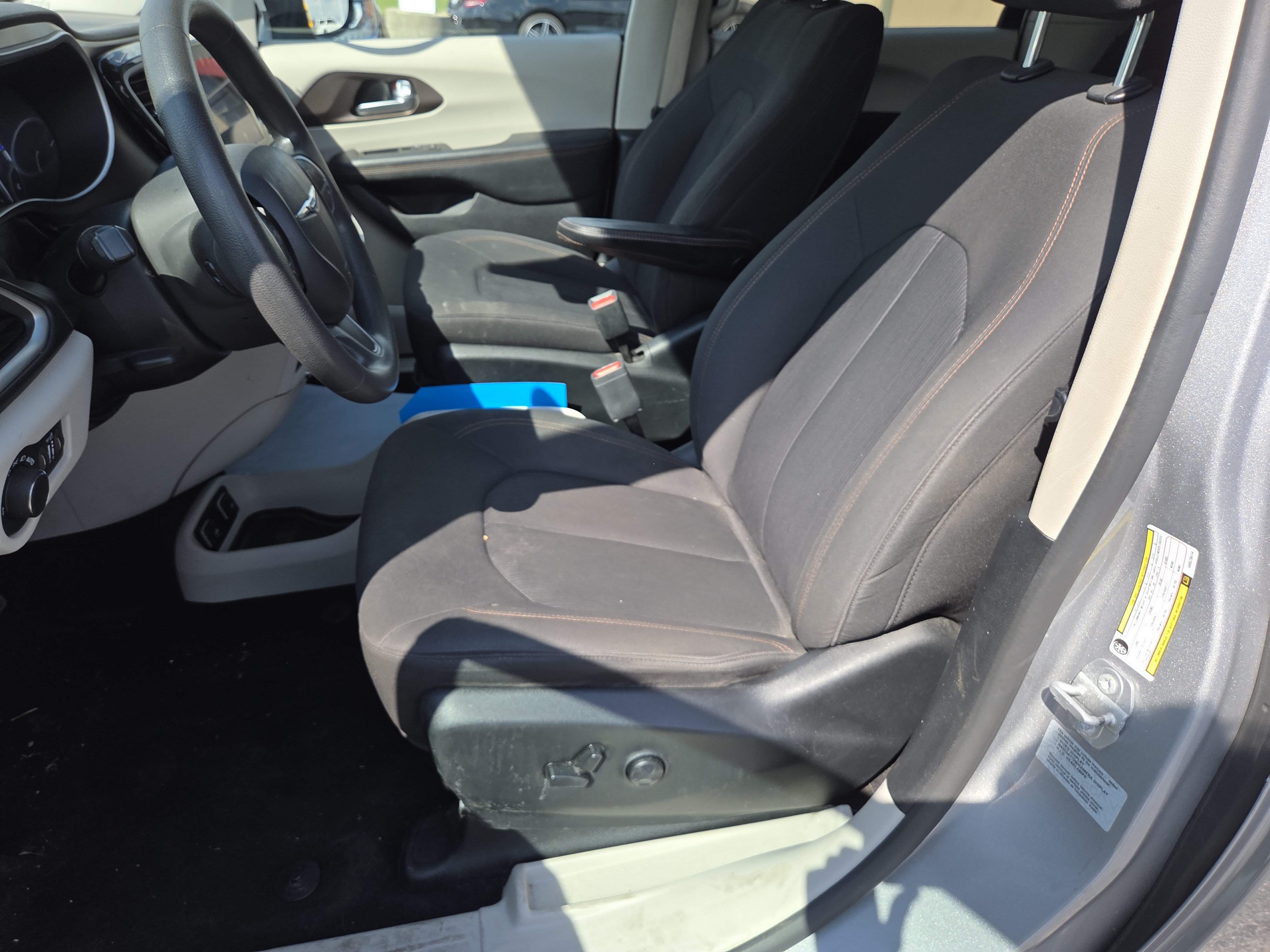 Used 2017 Chrysler Pacifica Touring w/ Tire & Wheel Group FWD image 11