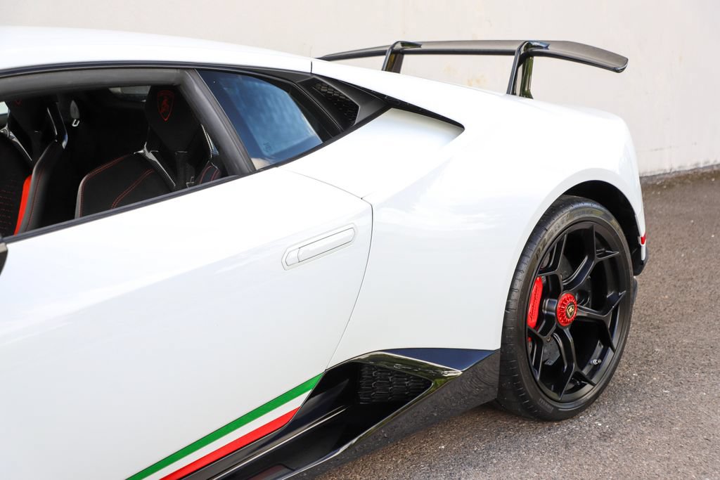 Used 2018 Lamborghini Huracan Performante AWD/4WD image 27