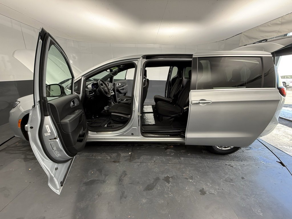 Used 2023 Chrysler Pacifica Touring image 17