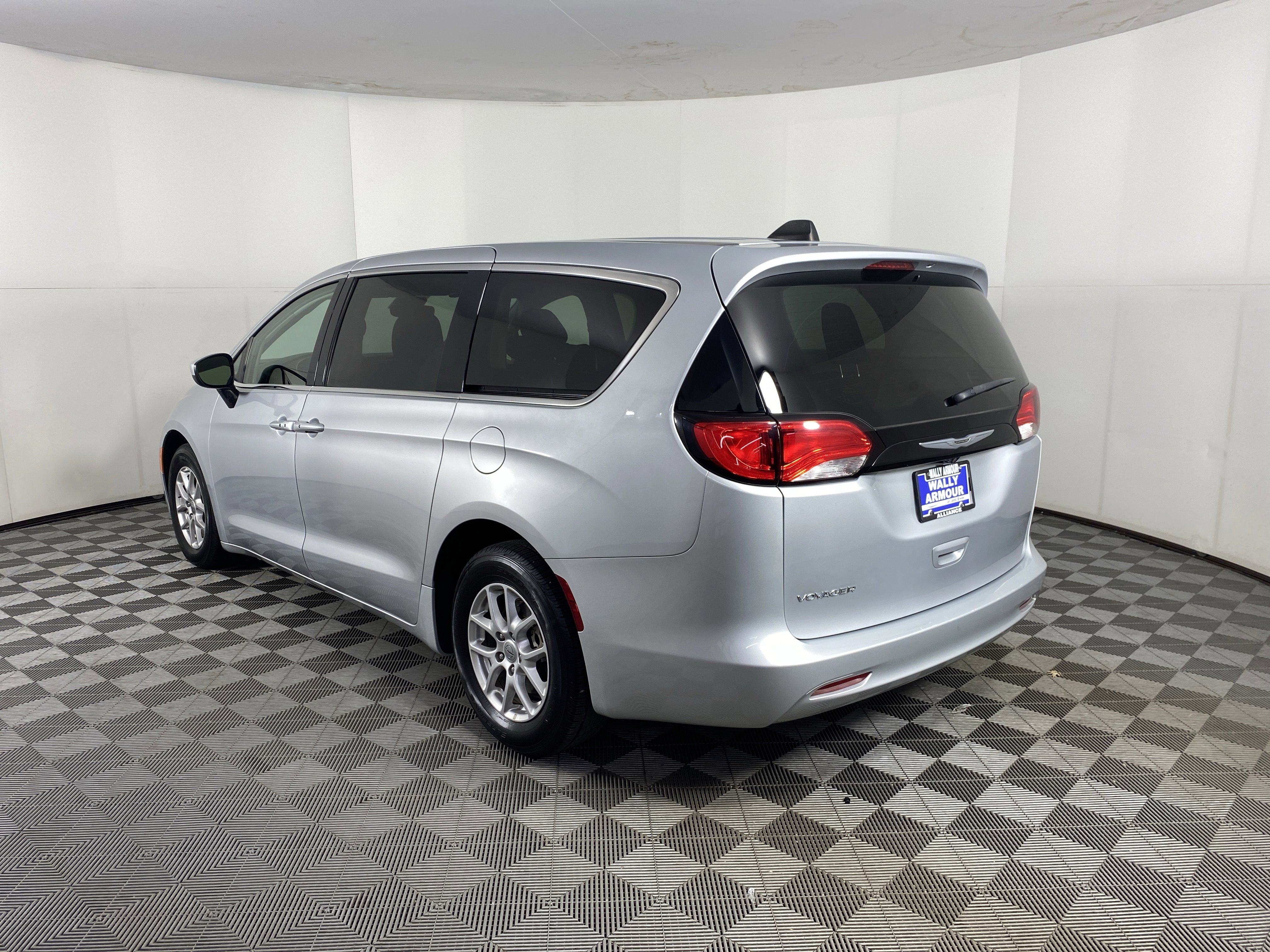 Used 2023 Chrysler Voyager LX image 9