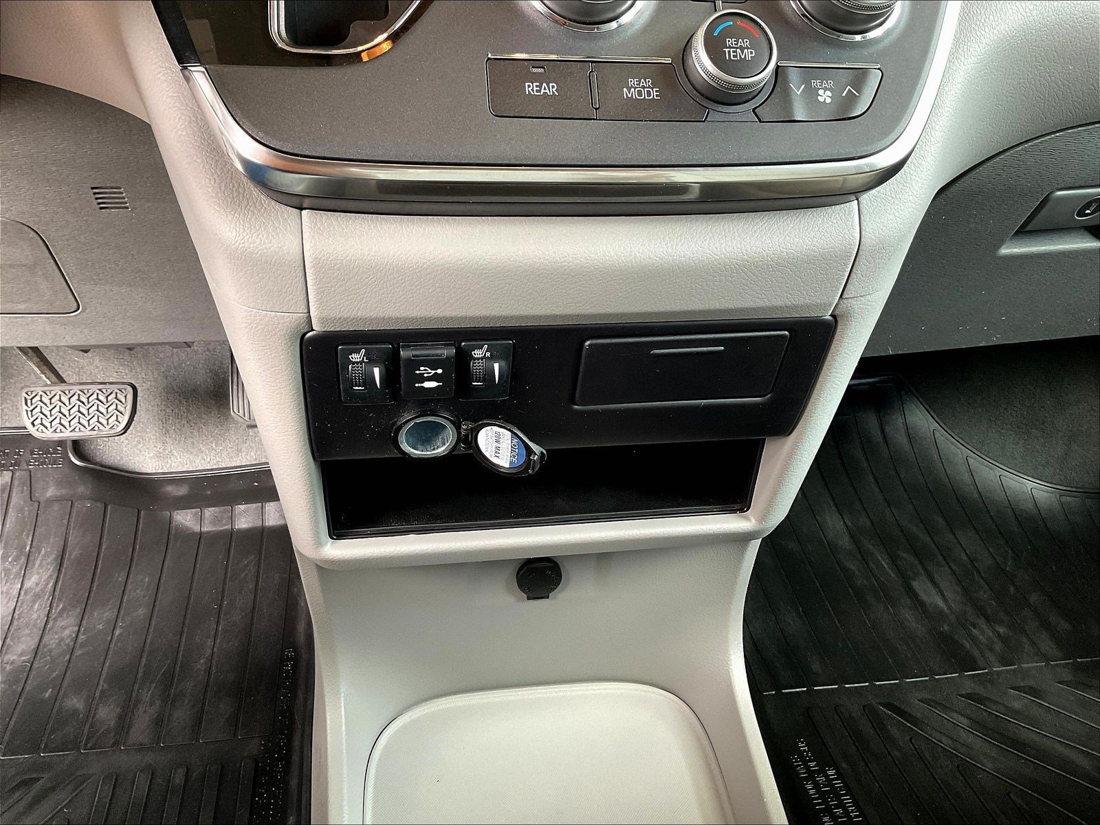 Used 2019 Toyota Sienna XLE w/ XLE Navigation Package FWD image 15