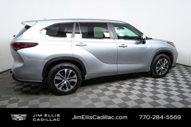 Used 2024 Toyota Highlander XLE image 2