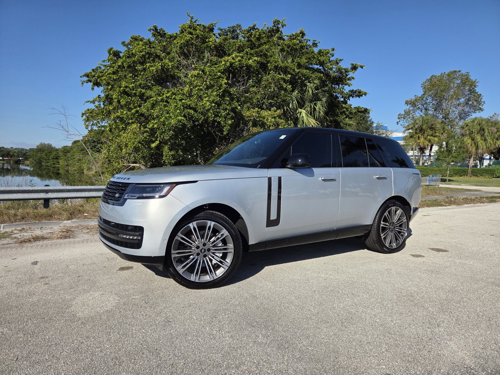 New 2025 Land Rover Range Rover SE image 1