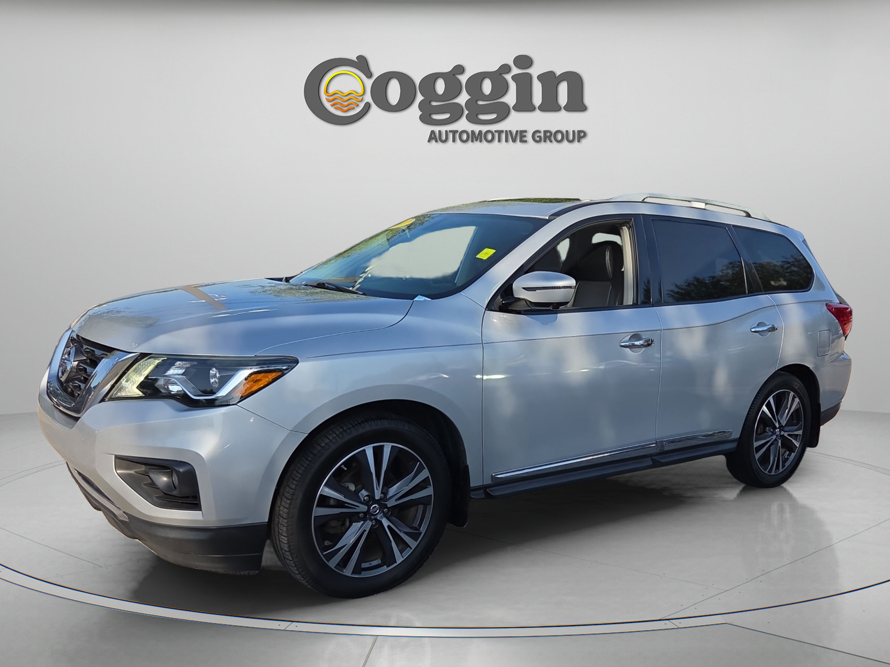 Used 2017 Nissan Pathfinder Platinum FWD image 1