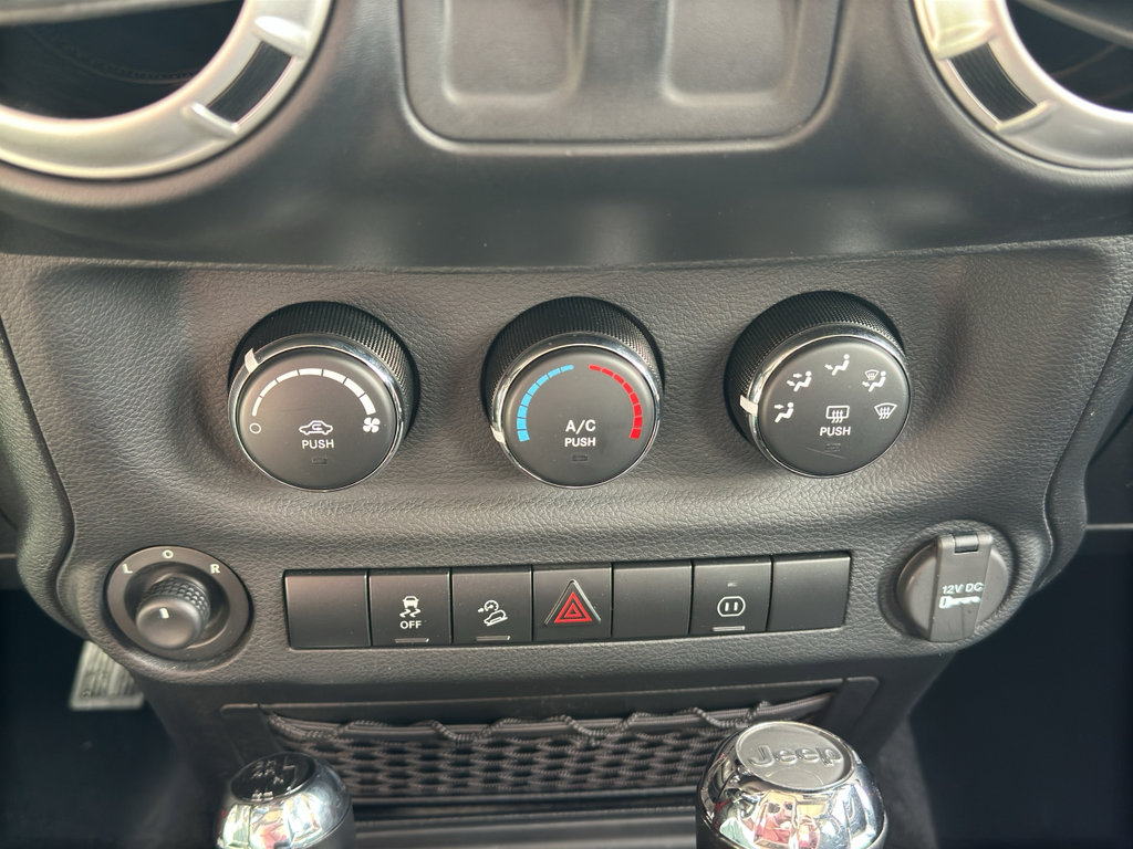 Used 2012 Jeep Wrangler Rubicon w/ PWR Convenience Group image 21