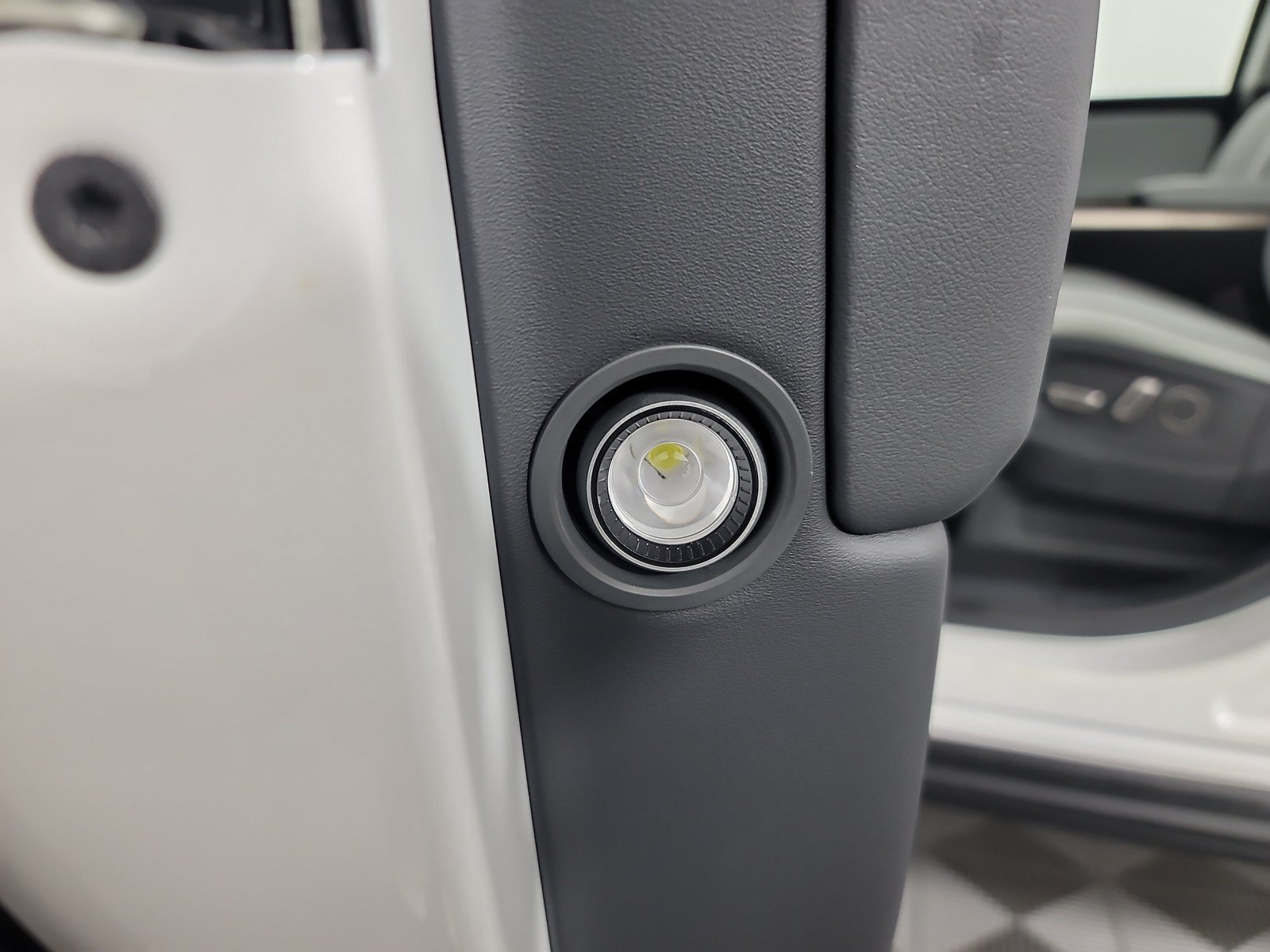 Used 2025 Rivian R1S Adventure AWD/4WD image 32