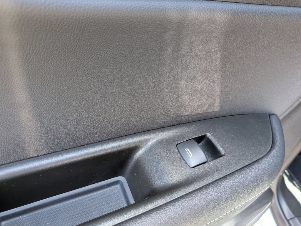 Used 2025 Chevrolet TrailBlazer LT AWD/4WD image 38
