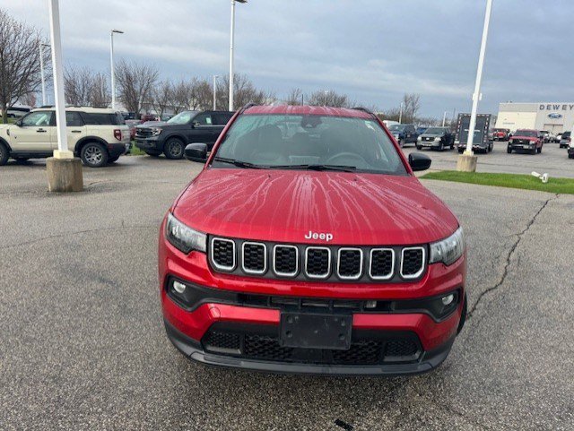 Used 2025 Jeep Compass Latitude AWD/4WD image 2