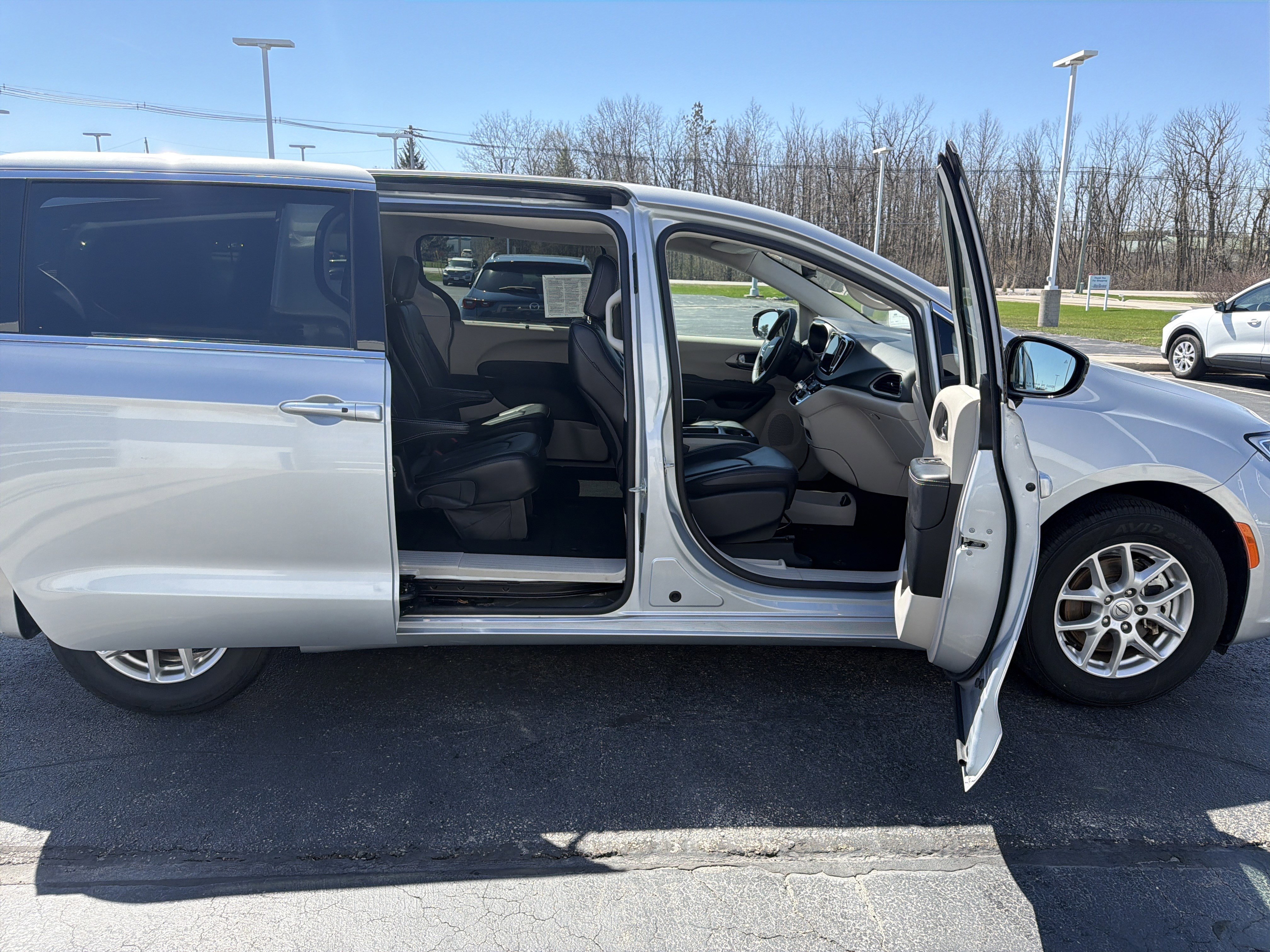 Used 2024 Chrysler Pacifica Touring-L FWD image 8