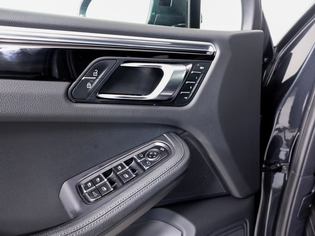 Certified 2023 Porsche Macan AWD/4WD image 18