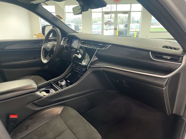 Used 2025 Jeep Grand Cherokee Altitude AWD/4WD image 25