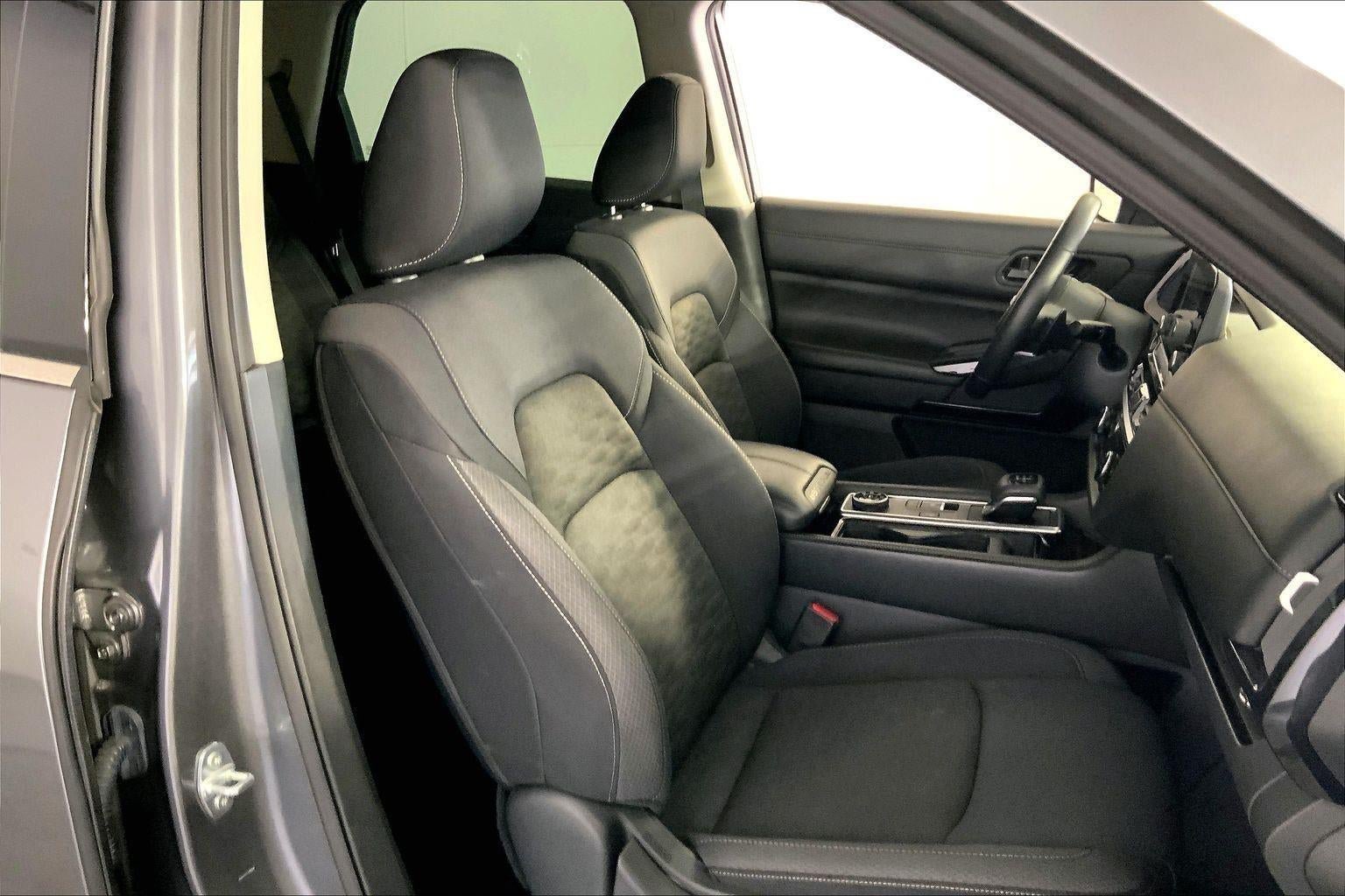 Used 2025 Nissan Pathfinder SV AWD/4WD image 24