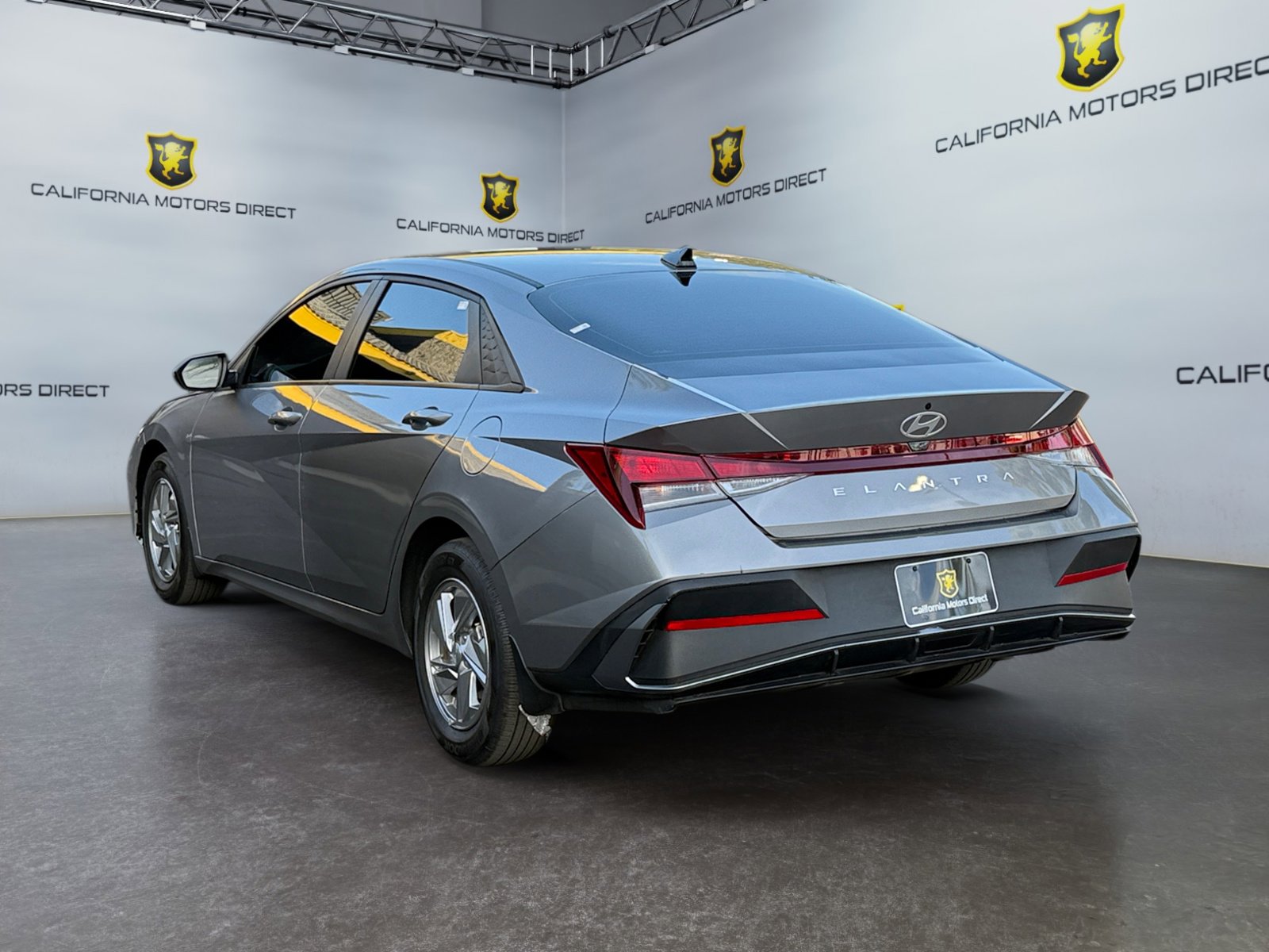 Used 2024 Hyundai Elantra SE image 3