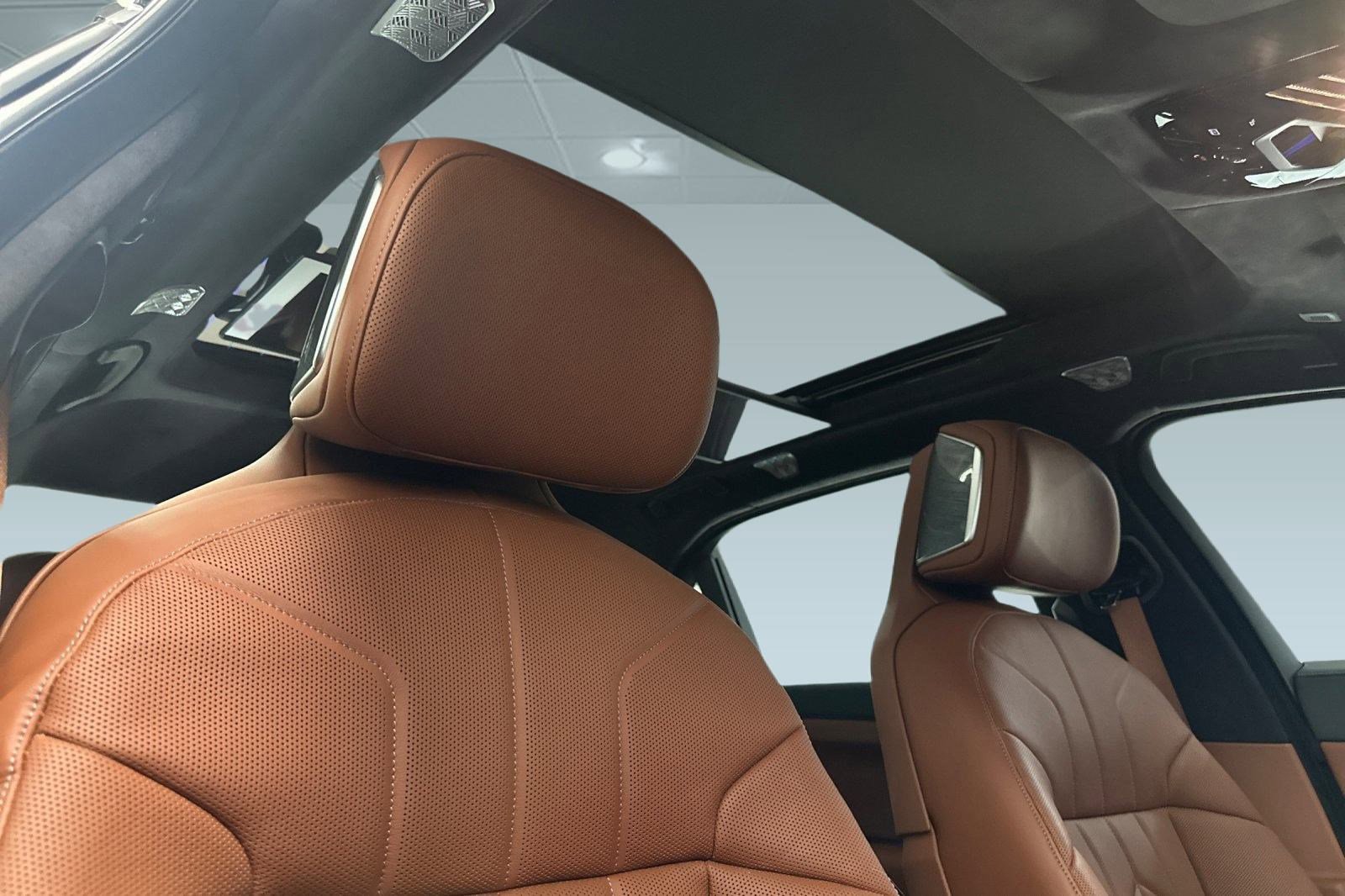 Used 2025 BMW i7 xDrive60 image 16