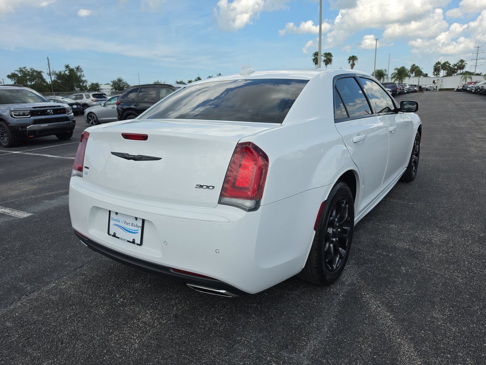 Used 2022 Chrysler 300 Touring L w/ Popular Equipment Group AWD/4WD image 4