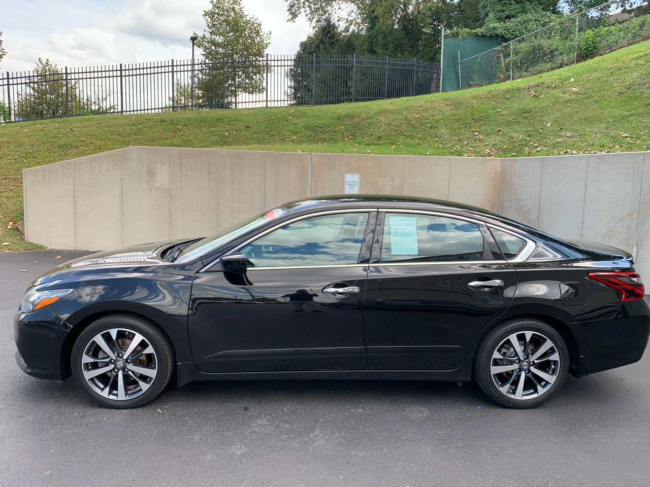 Used 2017 Nissan Altima 2.5 SR image 2
