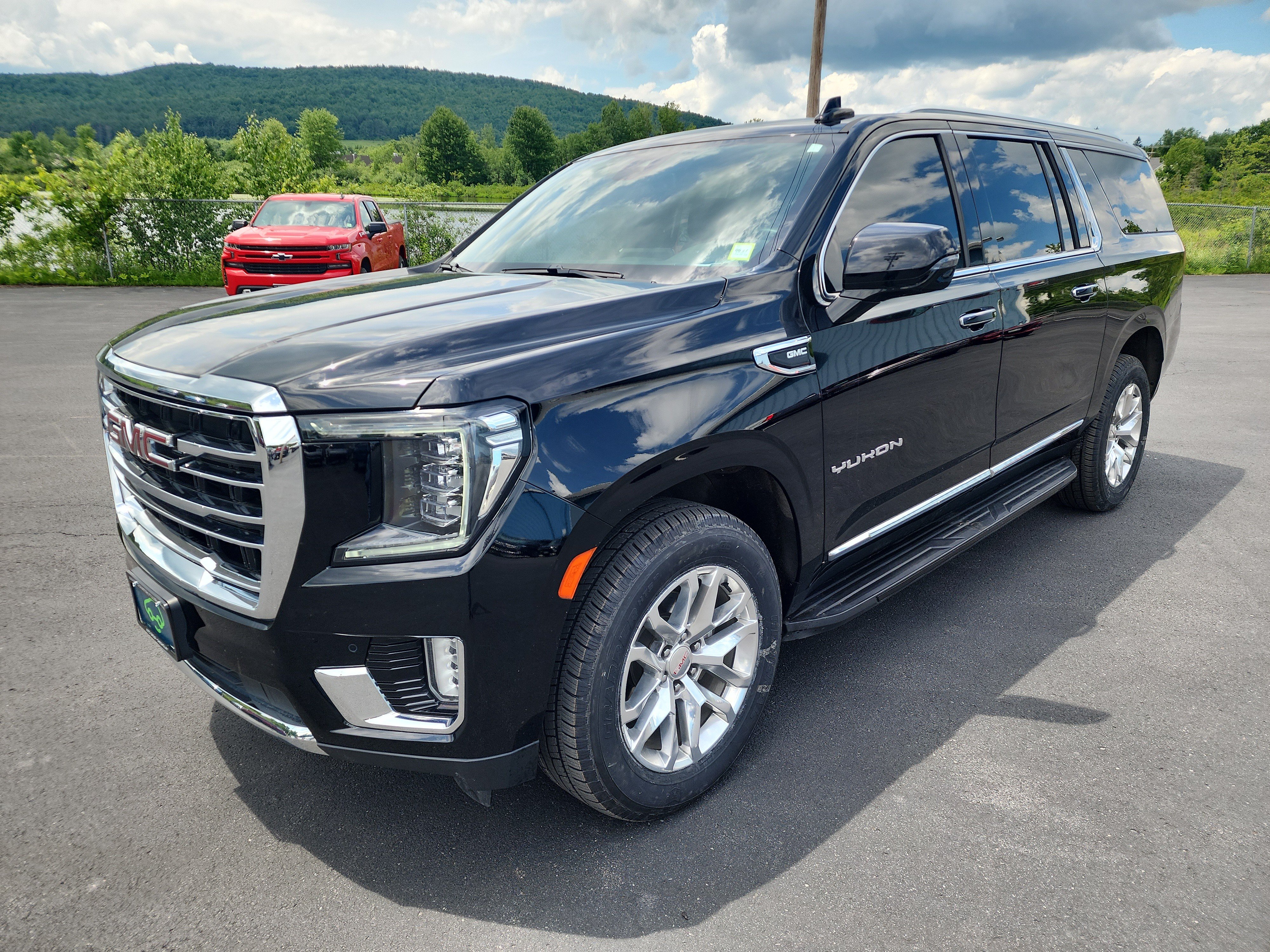 Certified 2024 GMC Yukon XL SLT w/ SLT Luxury Package AWD/4WD image 4