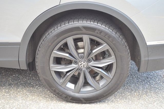 Used 2024 Volkswagen Tiguan SE AWD/4WD image 12