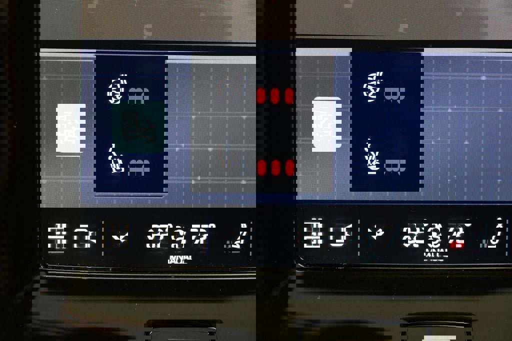 Used 2025 Volvo XC40 B5 Plus image 25