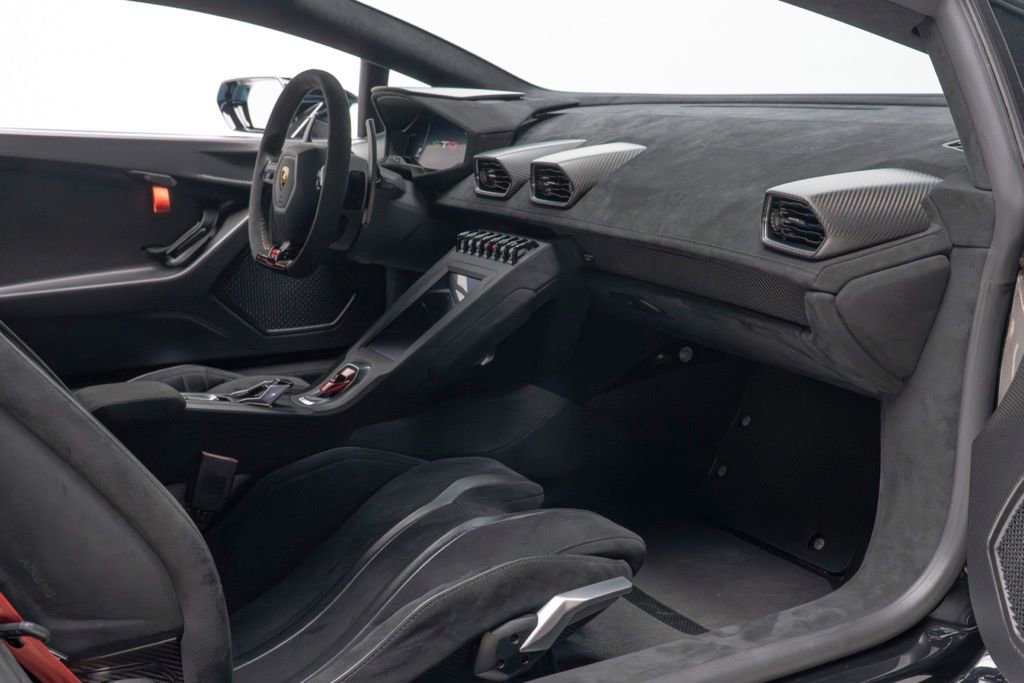 Used 2022 Lamborghini Huracan STO RWD image 39