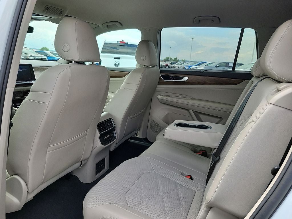 Used 2025 Volkswagen Atlas SE AWD/4WD image 10