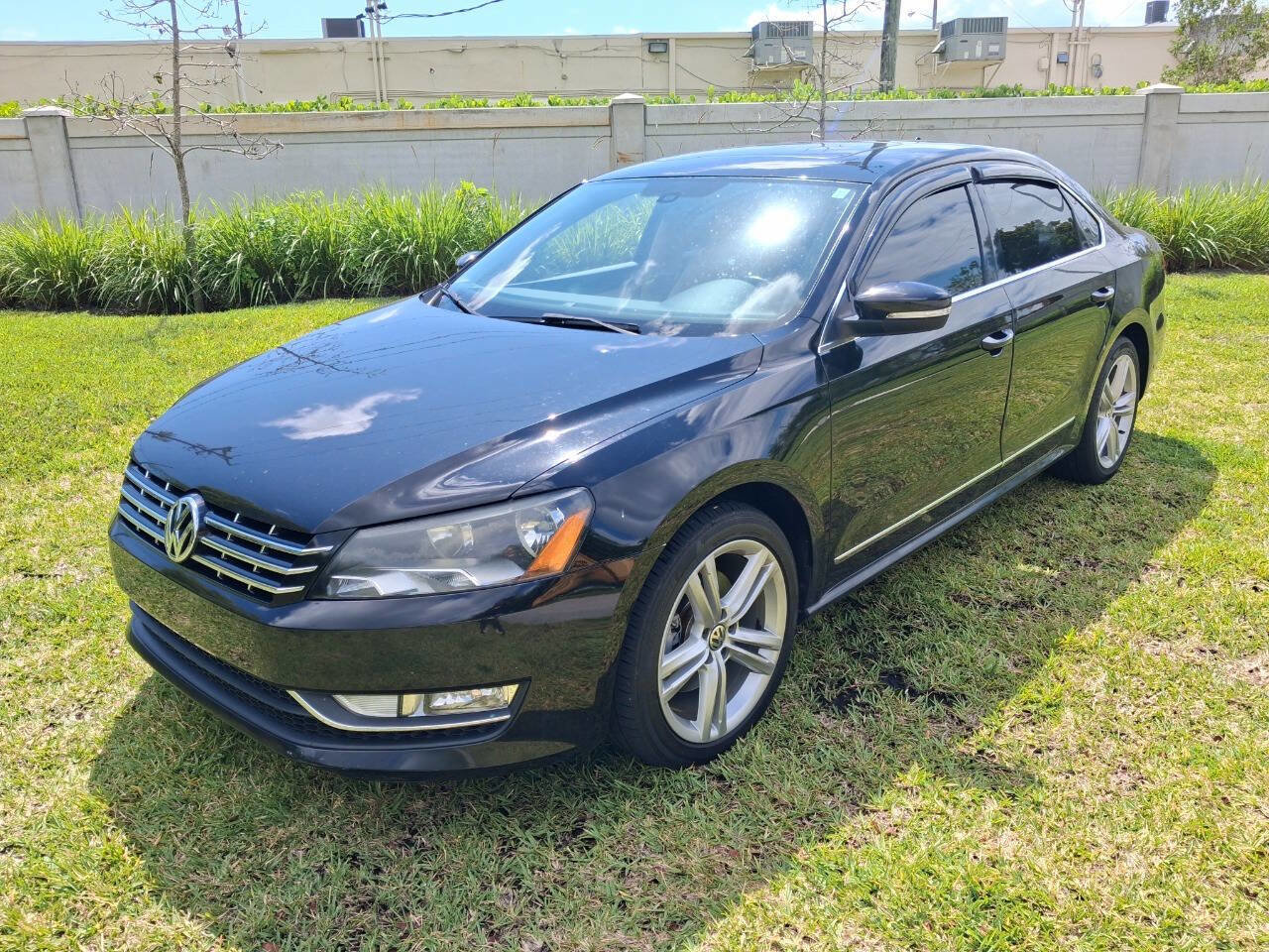 Used 2015 Volkswagen Passat TDI SEL Premium FWD image 2
