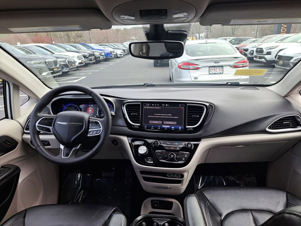 Used 2024 Chrysler Pacifica Touring-L image 27