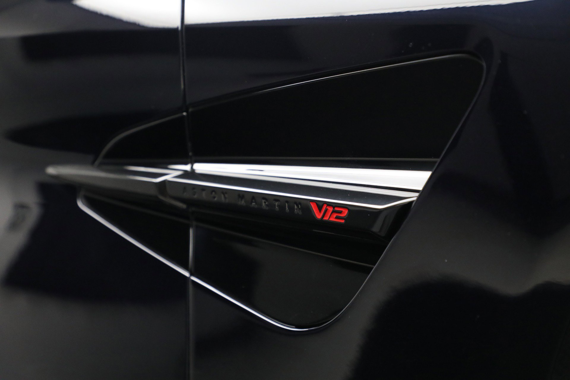 New 2025 Aston Martin Vanquish image 29