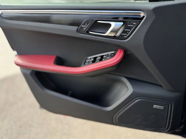 Certified 2025 Porsche Macan image 13