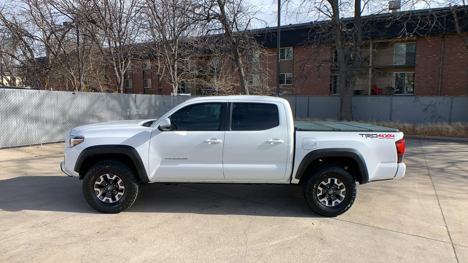 Used 2019 Toyota Tacoma TRD Off-Road image 2