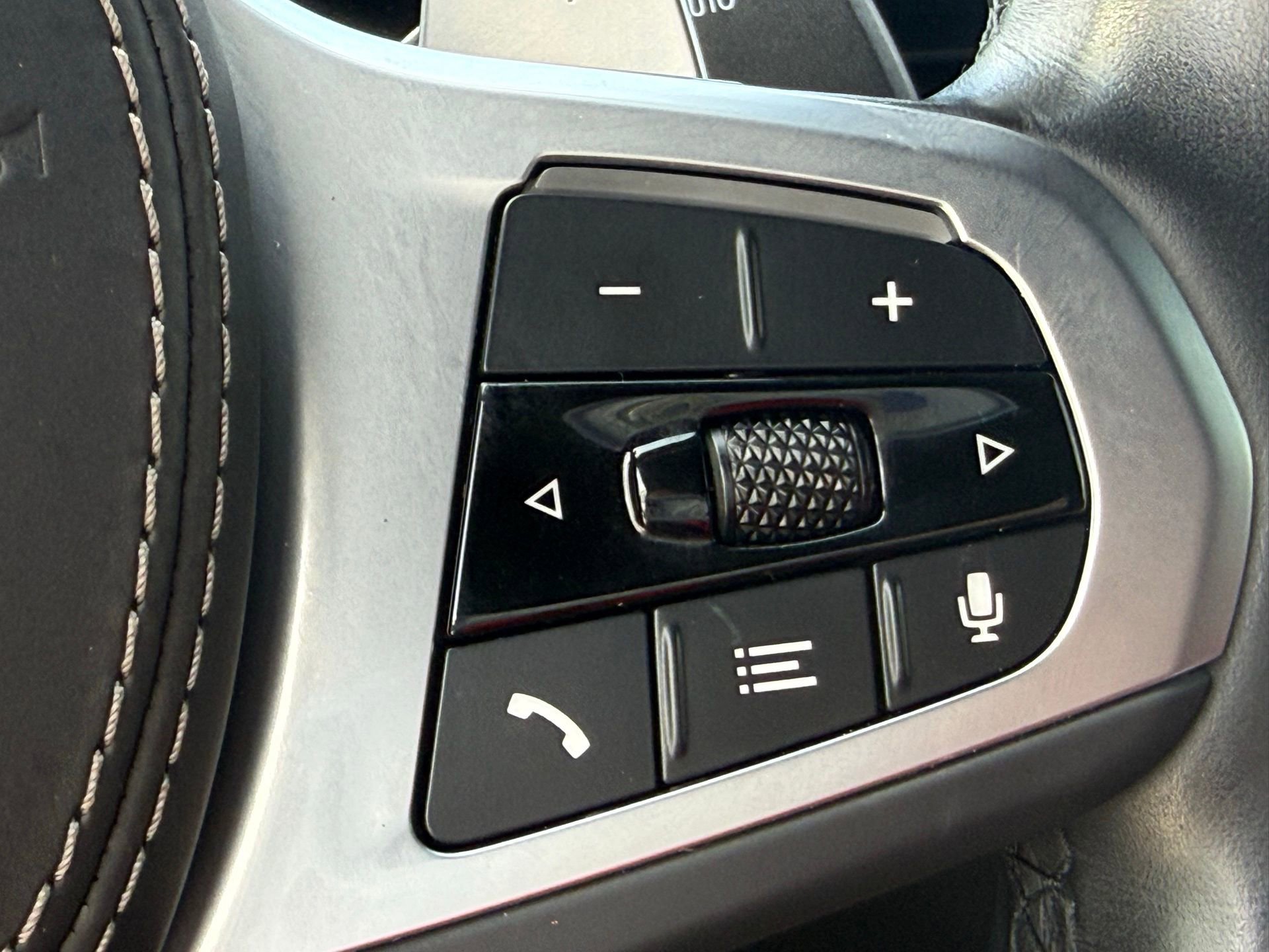 Used 2024 BMW X6 xDrive40i w/ Executive Package image 44