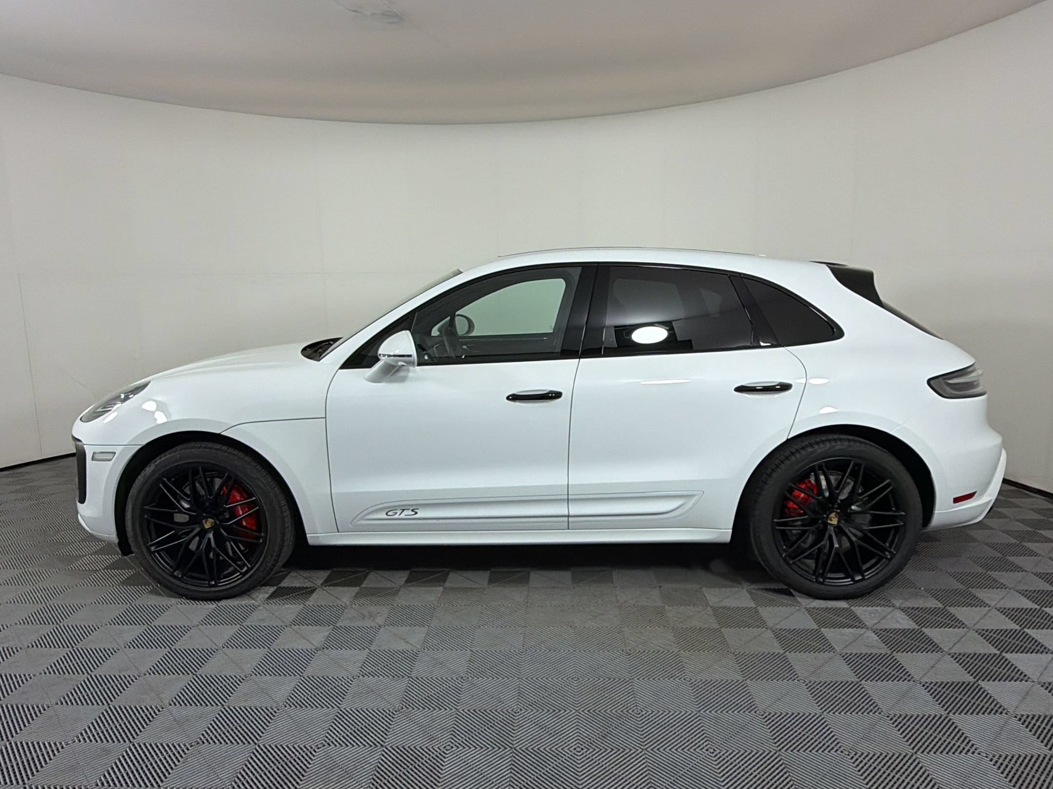 Used 2025 Porsche Macan GTS AWD/4WD image 2