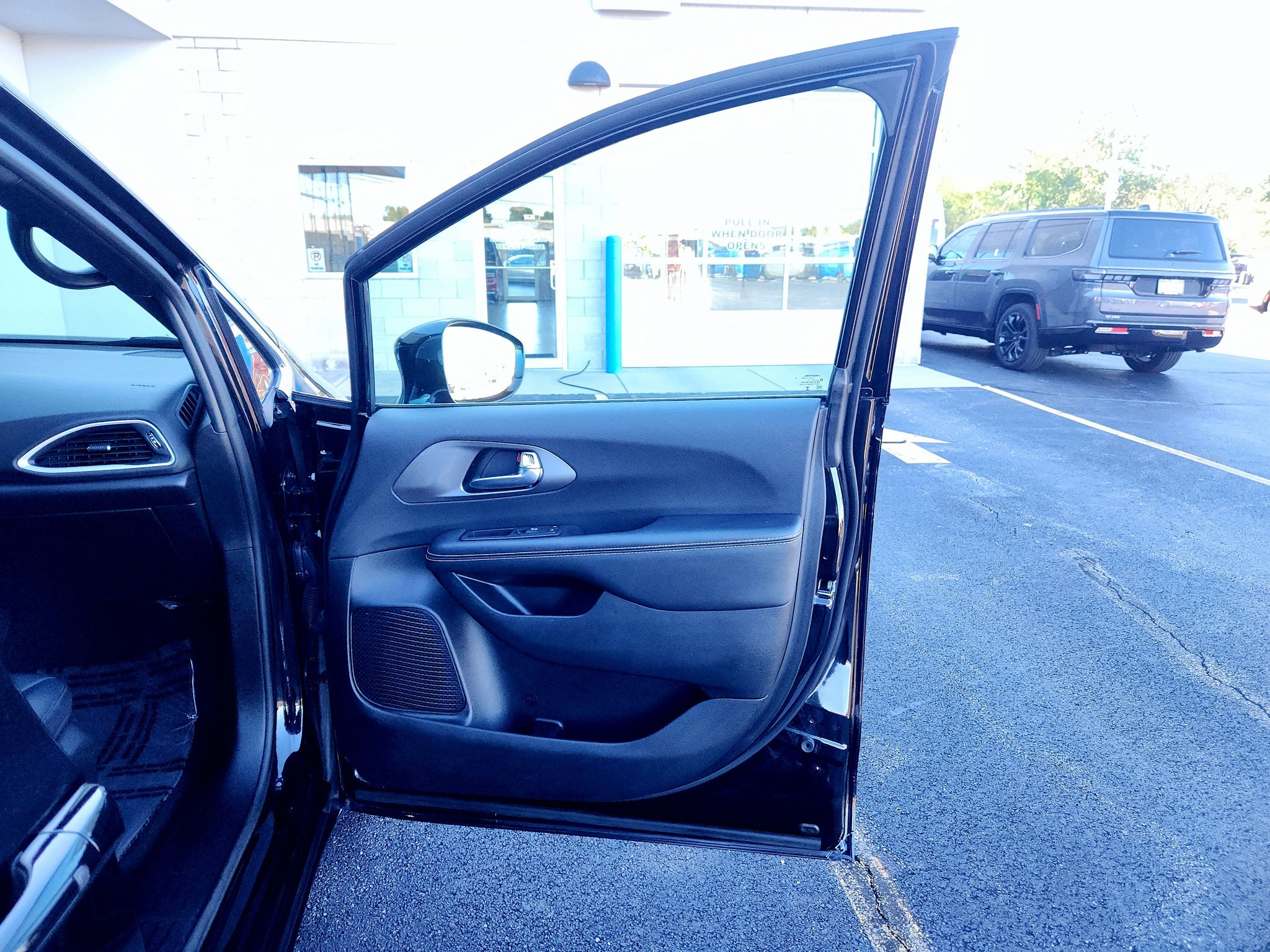 Used 2025 Chrysler Pacifica Select FWD image 31