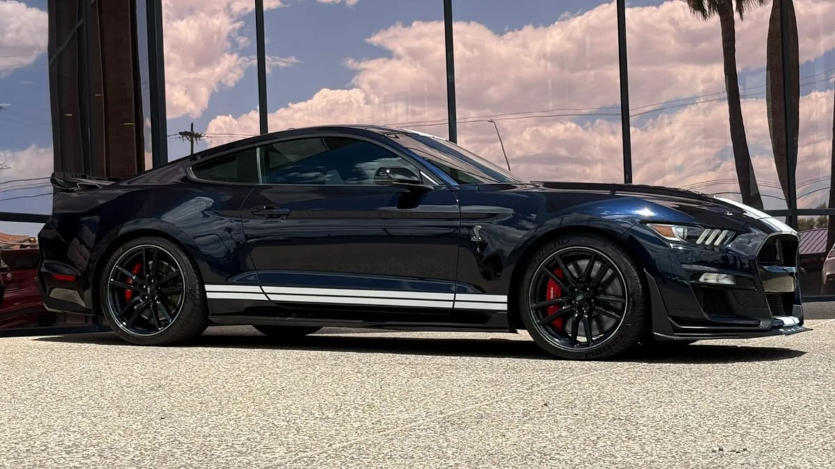 Used 2021 Ford Mustang Shelby GT500 w/ Technology Package RWD image 16