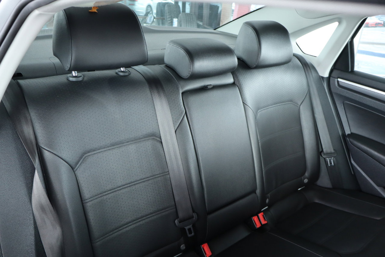 Used 2017 Volkswagen Passat 1.8T R-Line image 36