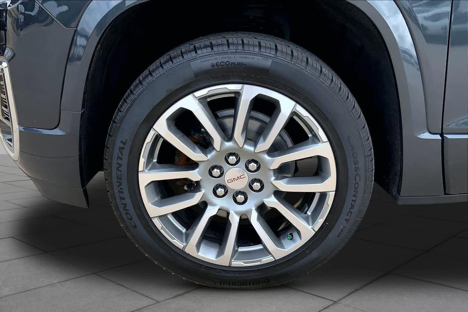 Used 2022 GMC Acadia Denali w/ Denali Technology Package FWD image 9
