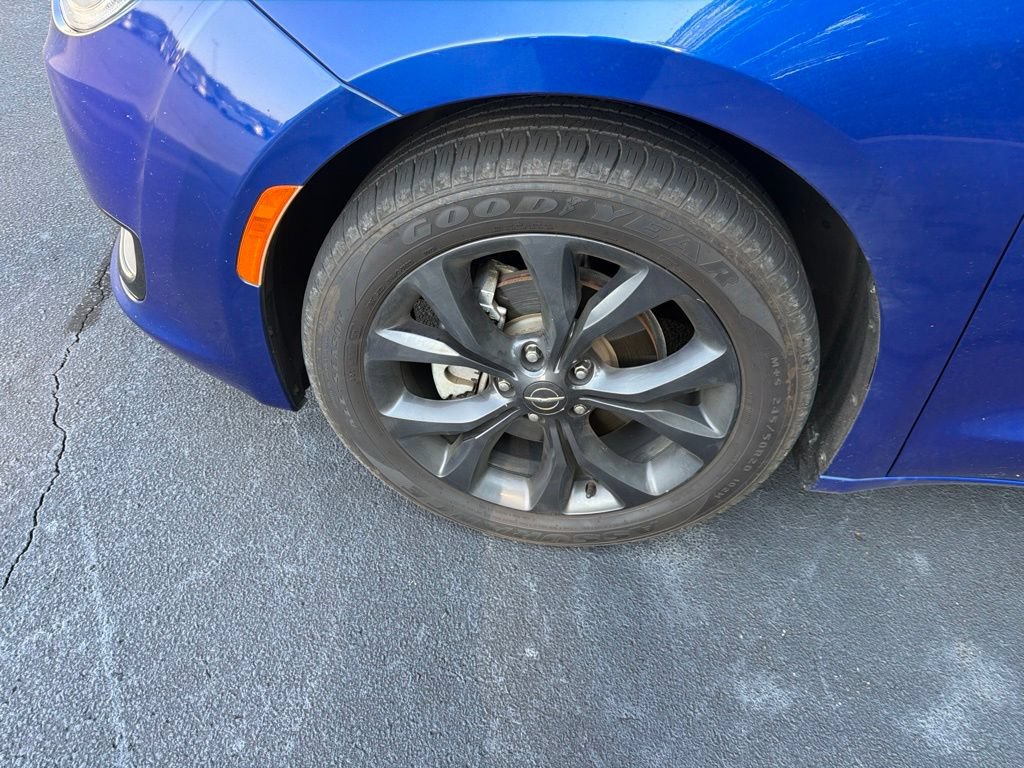 Used 2019 Chrysler Pacifica Touring-L Plus w/ S Appearance Package FWD image 5