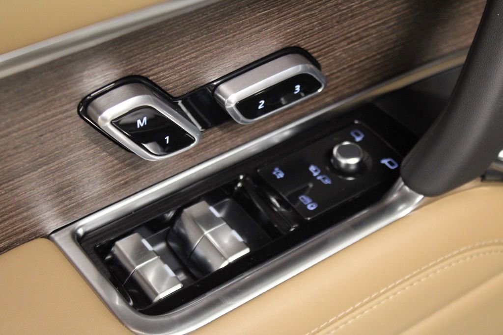 Used 2025 Land Rover Range Rover SE image 16