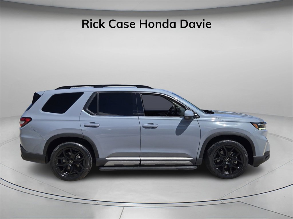 Certified 2024 Honda Pilot Touring image 3