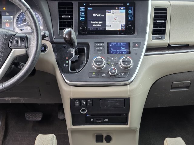 Used 2017 Toyota Sienna XLE Premium FWD image 9