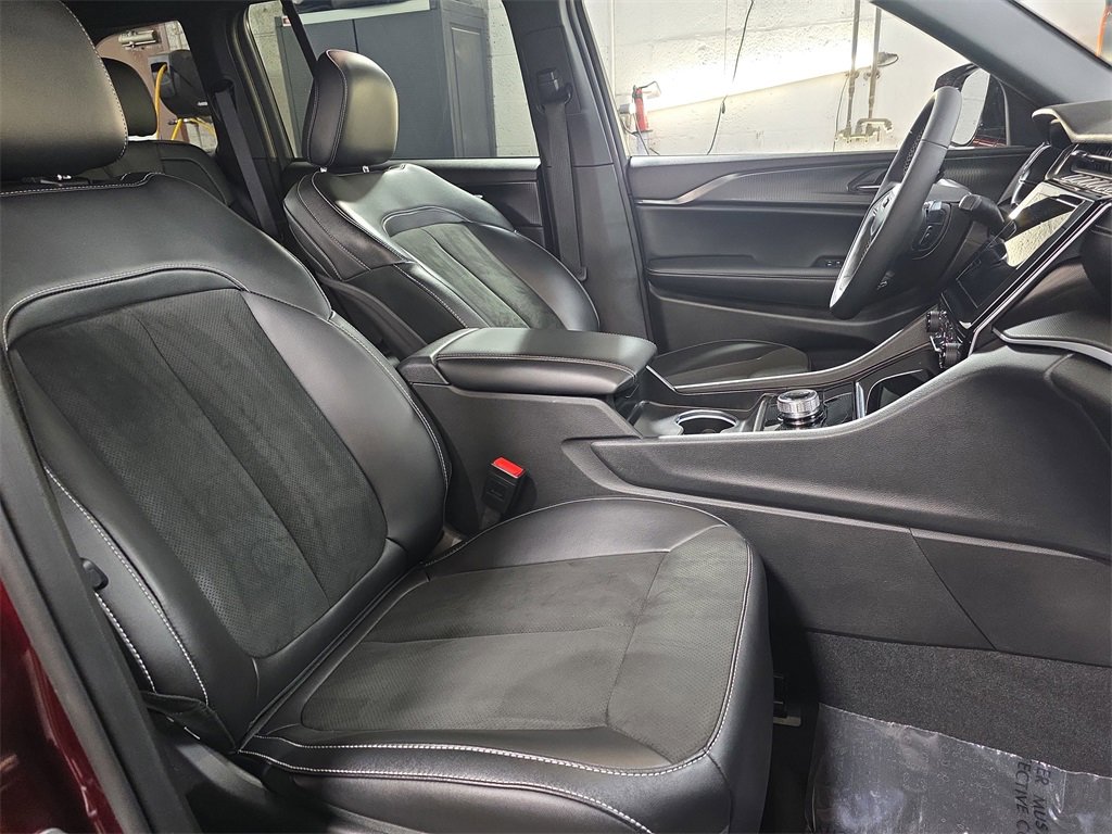 Used 2024 Jeep Grand Cherokee Altitude image 10