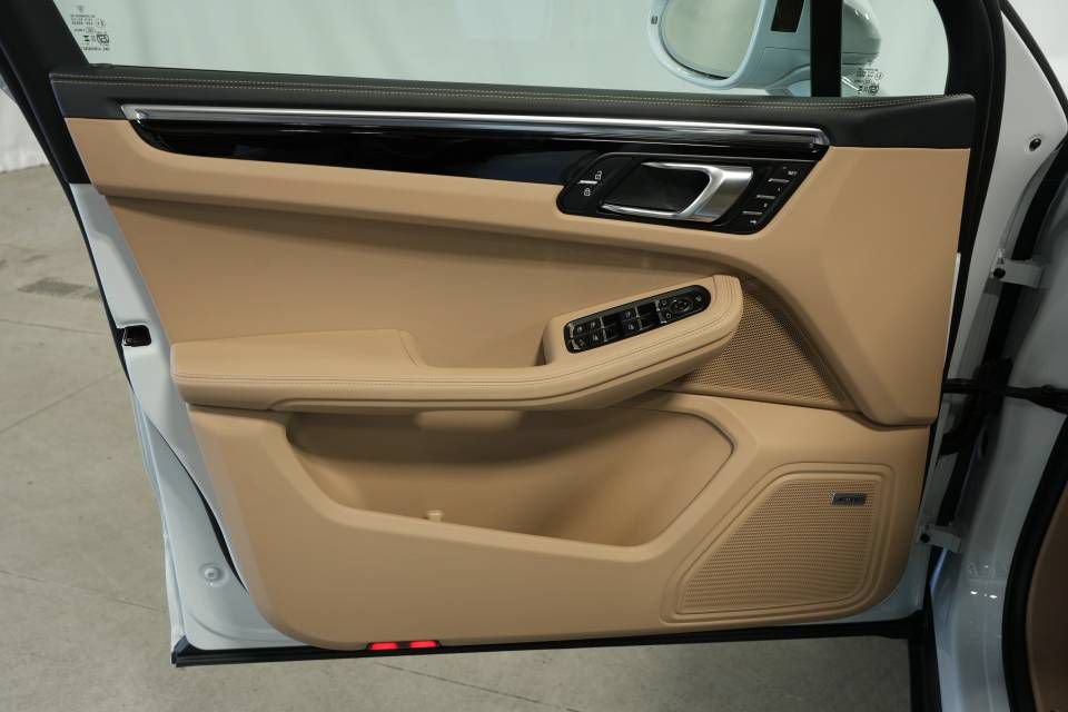 Certified 2026 Porsche Macan AWD/4WD image 25