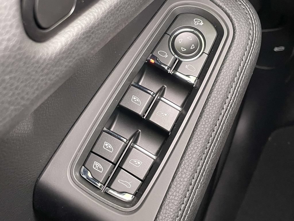New 2026 Porsche Macan AWD/4WD image 38